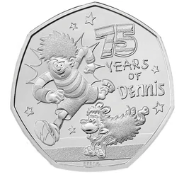 75 éves az örökifjú és komisz Dennis, 50 penny, Nagy-Britannia, 2026