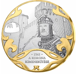 // színarannyal díszített ezüstözött érem, A Szent Korona kimenekítése // A Szent Korona egyik első rejtélye, kalandja, hogy a tatárjárás idején miként menekítették ki Székesfehérvárról, az országból a korona ékszereket. Johannita lovagok vállalták a kock