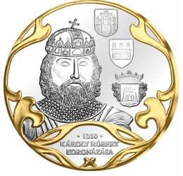 // színarannyal díszített ezüstözött érem, Károly Róbert hármas koronázása // Magyar királyt az esztergomi érseknek kellett Székesfehérvárott megkoronáznia a Szent koronával. Nagy királyunkat, Károly Róbertet háromszor koronázta meg az érsek, mire teljesü