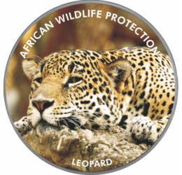 // 2000 shilling, , festett, színezüsttel bevont, Uganda, 2006 // A főként éjjeli és fán élő ragadozót nehéz a vadonban megtalálni. A leopárdok megfigyeléséhez a legjobb helyet Dél-Afrikában, a Sabi Sand magánrezervátumban alakították ki, ahol a leopárdok