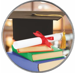 // Diplomaosztóra alkalmi érem névre szóló ajándékkártyával, díszborítékban , színezett érem, díszborítékban //