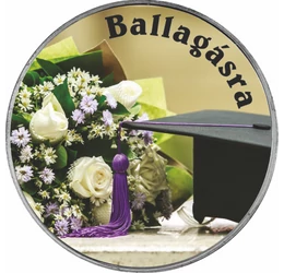 Ballagásra alkalmi érem névre szóló ajándékkártyával, díszborítékban