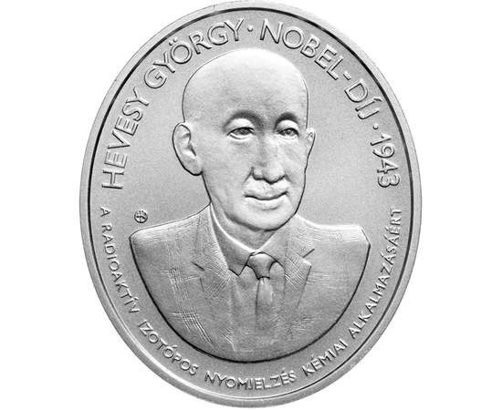 // 5000 forint, 925-ös ezüst, Magyarország, 2018 // - Nobel-díjas tudósainkat felvonultató érmesorozat 2018-ban megjelent tagja Hevesy György vegyész munkássága előtt tiszteleg. Az általa kifejlesztett radioaktív jelző módszerrel kémiai folyamatokat lehet