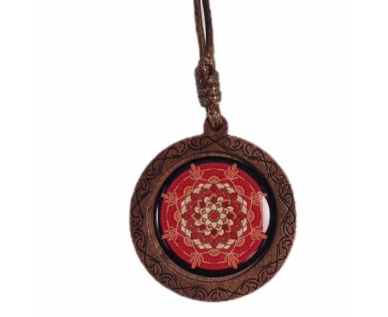 Mandala, piros - szerelem színe, fa medál nyaklánccal