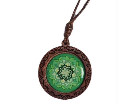 Mandala, zöld - a bőség színe, fa medál nyaklánccal